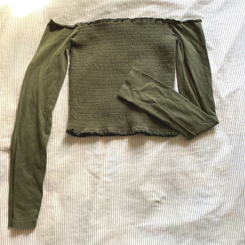 Hollister-off the shoulder shirt